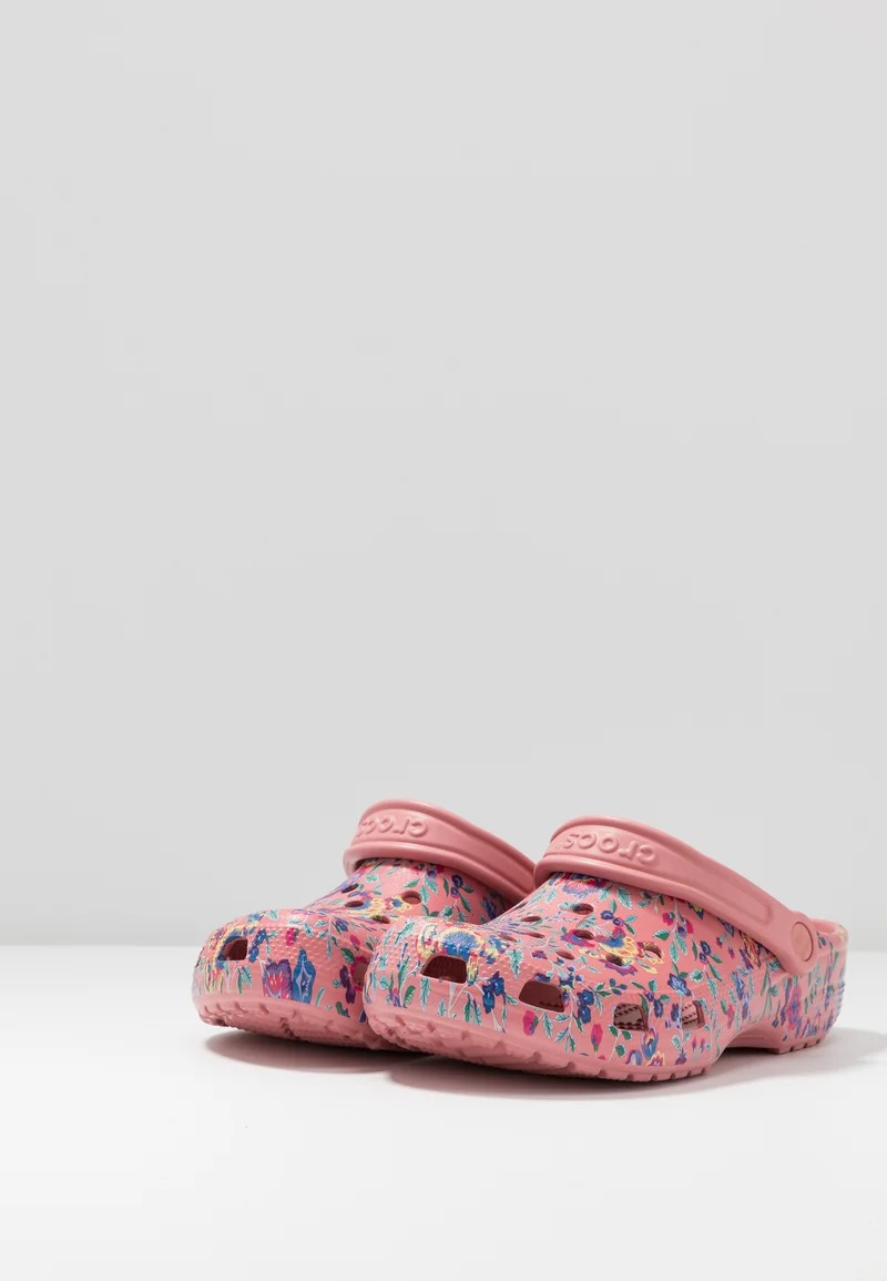 Crocs CLASSIC LIBERTY GRAPHIC – Slippers – Floral.Blossom M54